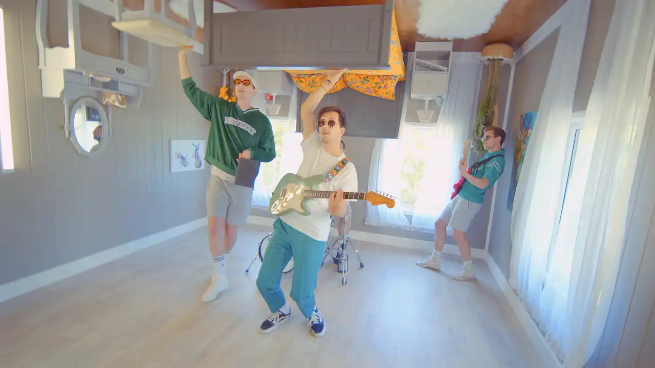 Colours in the Street – Heartbeat (Upside Down Video)